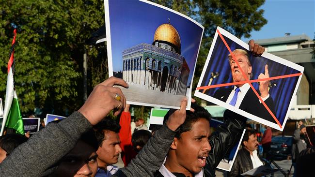 Indian Muslims hold placards during a protest rally against the US and Israel in New Delhi on December 17, 2017. (Photo by AFP)
