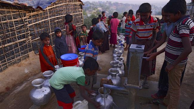 Young Rohingya Muslim refugees collect drinking water at Kutupalong refugee camp in the Bangladeshi district of Ukhia on January 8, 2018. (Photo by AFP)

