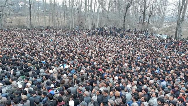Thousands attend the funeral of a Shia cleric in Budgam district of Indian-controlled Kashmir, January 30, 2018. (Photo by Press TV)

