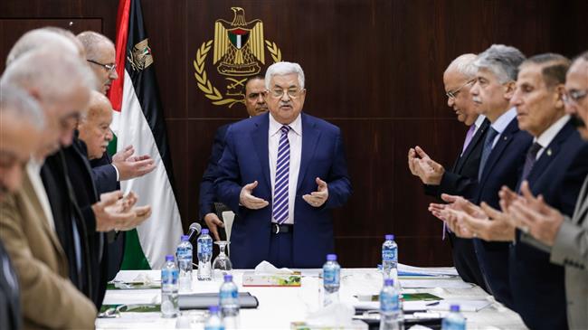 Palestinian President Mahmoud Abbas recites a prayer prior to chairing a meeting of the Palestine Liberation Organization (PLO) Executive Committee in the West Bank city of Ramallah on February 3, 2018. (Photo by AFP)
