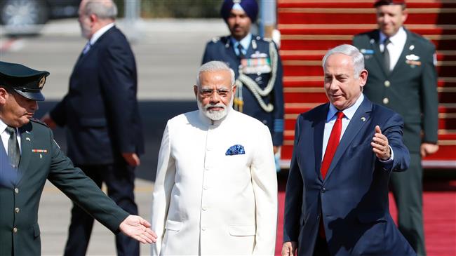Israeli Prime Minister Benjamin Netanyahu (R) walks with his Indian counterpart Narendra Modi at Ben Gurion International Airport near Tel Aviv on July 4, 2017. (Photo by AFP)
