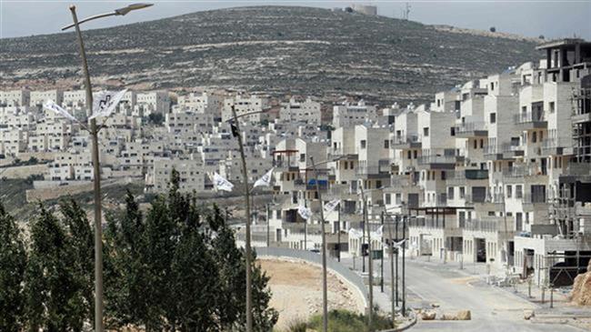 The picture taken on April 14, 2016 shows a partial view of the Israeli settlement of Givat Zeev near the West Bank city of Ramallah. (Photo by AFP)