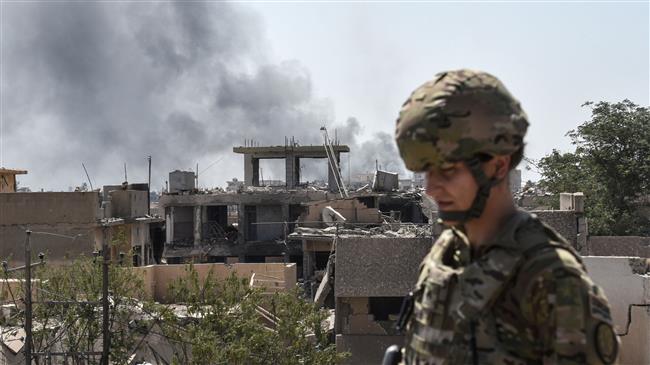 A US soldier is seen in the city of Mosul on June 21, 2017, during an offensive by Iraqi troops to retake the last district of the city from the Daesh Takfiri terrorist group. (Photo by AFP)