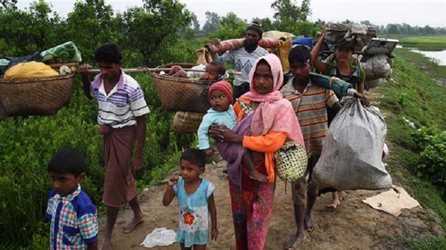 Rohingya Muslim refugees who were stranded in the no-man’s-land between Myanmar and Bangladesh walk into Palongkhali in Bangladesh’s Ukhia district, November 2, 2017. (Photo by AFP)
