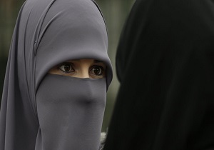 روبنده برقع زن مسلمان اروپا
