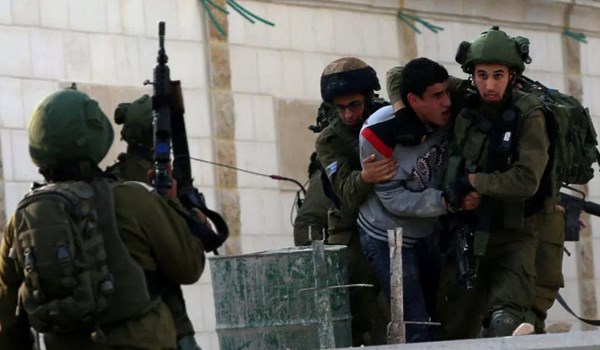 Israeli Soldier detain a Palestinian youth