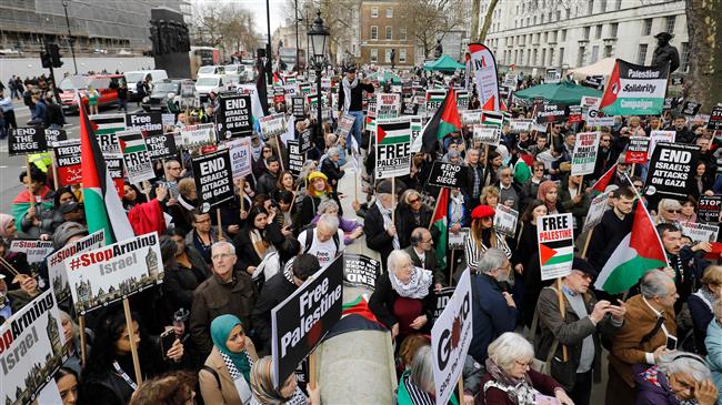 Protesters with placards and Palestinian flags crowd the street during a protest march on Whitehall opposite Downing Street in central London on April 7, 2018. (Photo by AFP)
