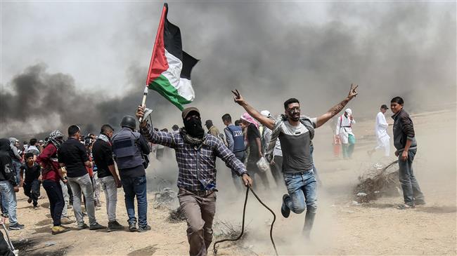 Palestinian protesters clash with Israeli forces on April 20, 2018, east of Khan Yunis, in the southern Gaza Strip during mass protests dubbed "The Great March of Return." (Photo by AFP)
