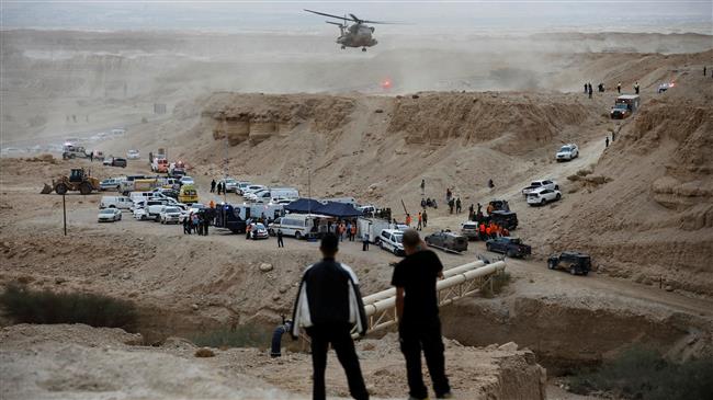 Israeli rescue workers operate near the site where a group of youths was swept away by a flash flood, south of the Dead Sea on April 26, 2018. (Photo by Reuters)
