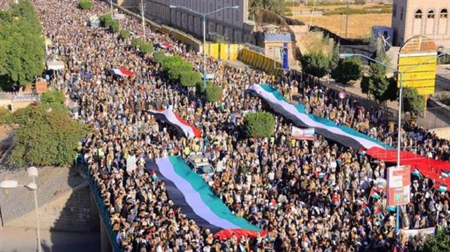 Yemeni people hold a protesting rally against the Israeli massacre of Palestinian protesters in the Gaza Strip, May 15, 2018.
