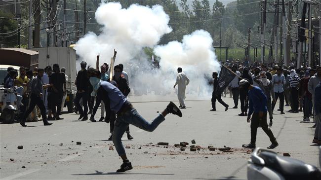 Protesters clash with Indian security forces at a funeral procession for Kaiser Bhat in Srinagar, Kashmir, June 2, 2018. (AFP photo)
