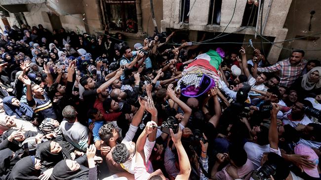 Palestinian mourners carry the body of 21 years old Razan al-Najjar during her funeral after she was shot dead by Israeli soldiers, in Khan Yunis on June 2, 2018. (Photos by AFP)
