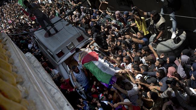 Palestinian mourners carry the body of a volunteer paramedic Razan Najjar, 21, into her family house during her funeral in town of Khan Yunis, southern Gaza Strip, on June 2, 2018. (Photo by AP)
