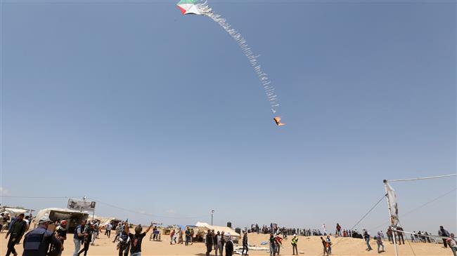 Palestinians fly a flaming kite during a protest demanding the right to return to their homeland, near the Gaza fence on May 11, 2018. (Photo by Reuters)
