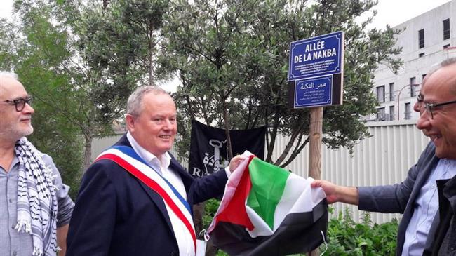 Dominique Lesparre, mayor of a commune in the Paris suburb of Bezons, unveils the "Nakba Lane" plaque on June 11, 2018.
