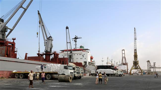 Picture taken on January 27, 2018, shows workers unloading food assistance provided by the UNICEF from a cargo ship in the Yemeni Red Sea port of al-Hudaydah. (Photo by AFP)
