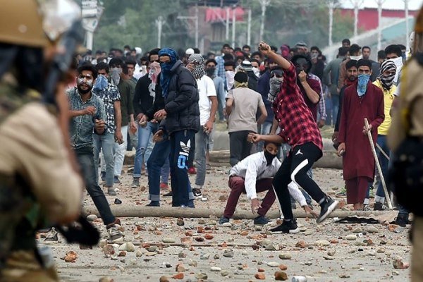 درگیری مردم کشمیر علیه نیروهای امنیتی هندوستان