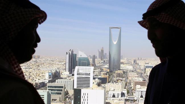 Men look out of a building at the Kingdom Center Tower in Riyadh, Saudi Arabia, January 1, 2017. (Photo by Reuters)
