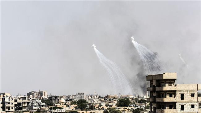The picture taken on July 17, 2017 shows smoke billowing out following a US-led coalition airstrike on the western frontline of the northern Syrian city of Raqqah. (Photo by AFP)