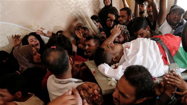 Palestinian mourners carry the body of 18-year-old Nassir Shurab during his funeral in Khan Yunis in the southern Gaza Strip on July 14, 2018. (Photo by AFP)
