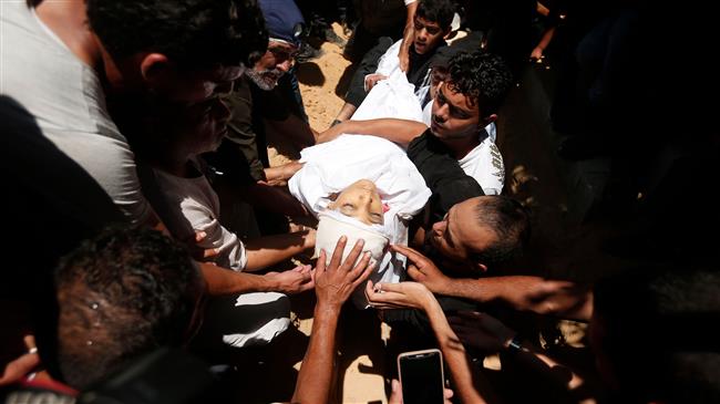 Palestinian mourners carry the body of Majdi al-Sutari, 11, during his funeral in Rafah refugee camp in the southern Gaza Strip on July 28, 2018. (Photo by AFP)

