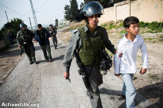 Israeli soldier captured a Palestinian kid