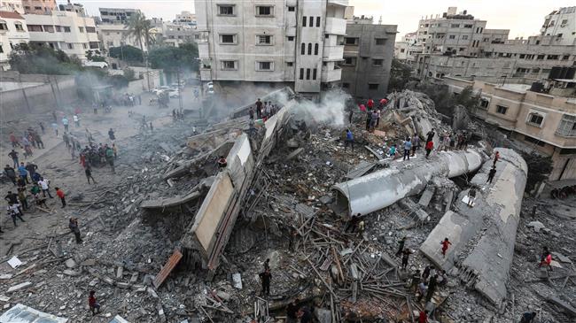 A picture taken on August 9, 2018 shows people inspecting the rubble of a building following an Israeli air strike on Gaza City. (Photo by AFP)
