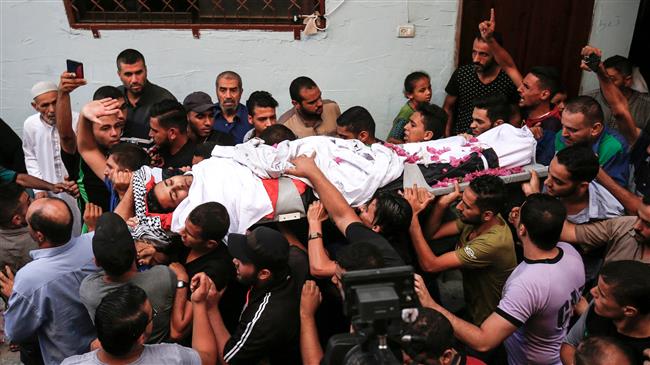 Palestinian mourners carry the body of 21-year-old volunteer medic Abdullah al-Qatati, who was shot the day before while trying to help wounded protesters at the border between Gaza and the Israeli-occupied territories, during his funeral in Rafah in the southern Gaza Strip on August 11, 2018. (Photo by AFP)
