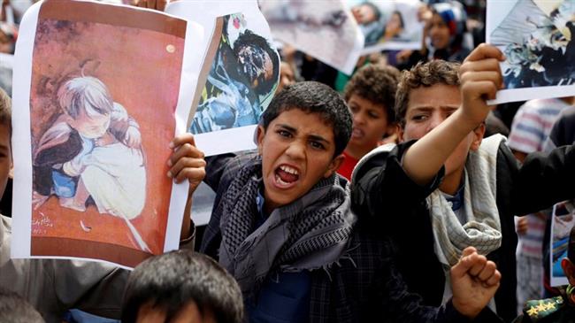 The picture taken on August 13, 2018 shows Yemeni boys demonstrating outside the offices of the United Nations in Sana’a to denounce a recent Saudi-led airstrike that killed dozens, including children, in the northwestern province of Sa’ada. (By Reuters)
