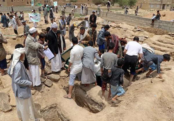 Thousands Attend Funerals of Children Killed in Yemen Bus Attack 