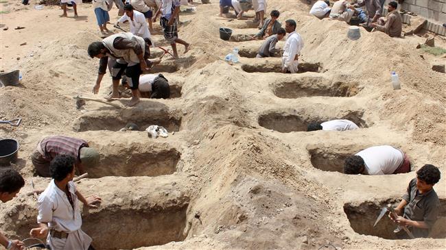 Yemenis dig graves for children, who where killed when their bus was hit during a Saudi-led coalition air strike, that targeted the Dahyan market in Sa