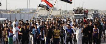 Iraqi protesters wave their national flag in front of official buildings as they demonstrate against the government and the lack of basic services in Basra on September 6, 2018. (Photo by AFP)
