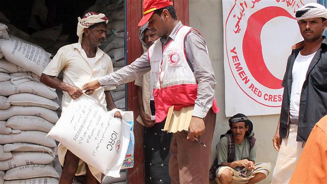 Displaced Yemenis from Hiran, in the border area with Saudi Arabia, receive food aid from Yemen Red Crescent in the northern district of Abs in Hajjah province on September 1, 2018. (Photo by AFP)
