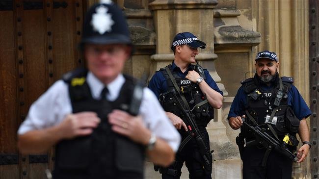 Armed police are seen outside the Houses of Parliament in central London on August 15, 2018. (AFP photo)
