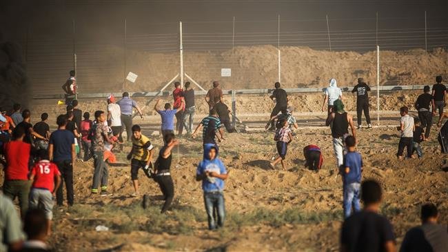 Palestinian protesters gather during a demonstration along the fence separating the besieged Gaza Strip from the occupied territories on September 21, 2018. (Photo by AFP)
