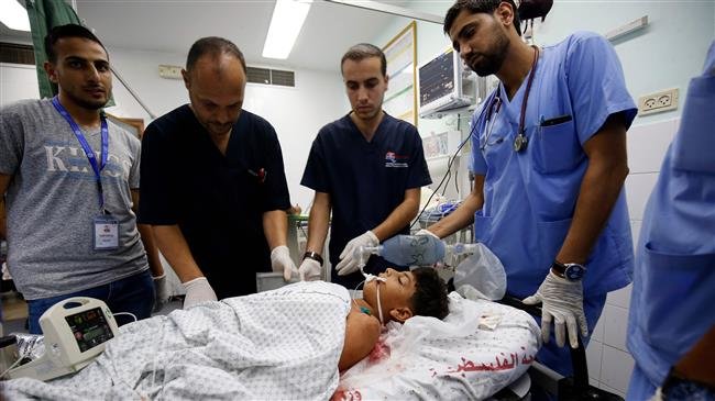 Palestinian minor Youssef Abu Zarifa, wounded during clashes along the border between the Gaza Strip and Israeli-occupied territories, receives treatment at a hospital in Khan Yunis in the southern Gaza Strip on September 28, 2018. (Photo by AFP)
