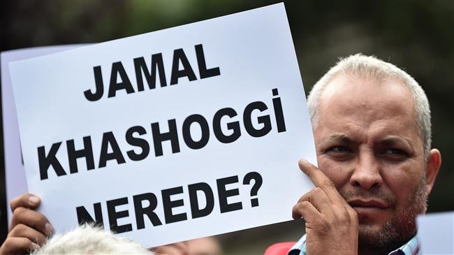 A man holds a placard reading "Where is Jamal Kashoggi ?" during a demonstration in support of missing journalist and Riyadh critic Jamal Khashoggi, in front of the Saudi Arabian consulate on October 9, 2018 in Istanbul. (AFP photo)
