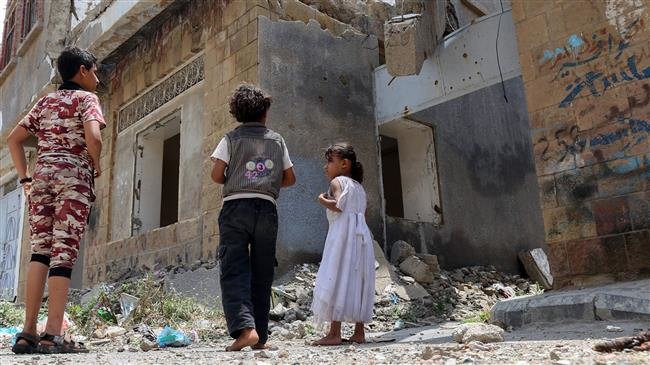 Displaced Yemeni children from Hudaydah province play in a street in the province of Ta’izz on September 30, 2018. (Photo by AFP)
