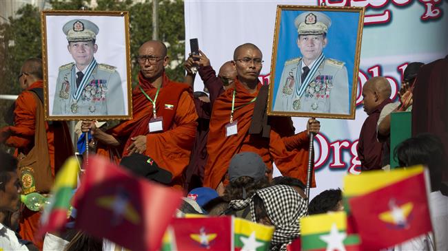 Buddhist monks hold portraits of top general, Min Aung Hlaing, during a rally on October 14, 2018, in front of city hall in Yangon, Myanmar. (Photo by AP)
