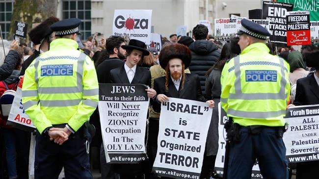 Protesters shout slogans and hold placards during a demonstration on Whitehall opposite Downing Street in central London on April 7, 2018 in support of the Palestinians in the Gaza Strip. (Photo by AFP)
