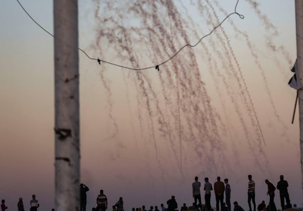 Israeli Forces Injure Tens of Palestinians at Gaza Border
