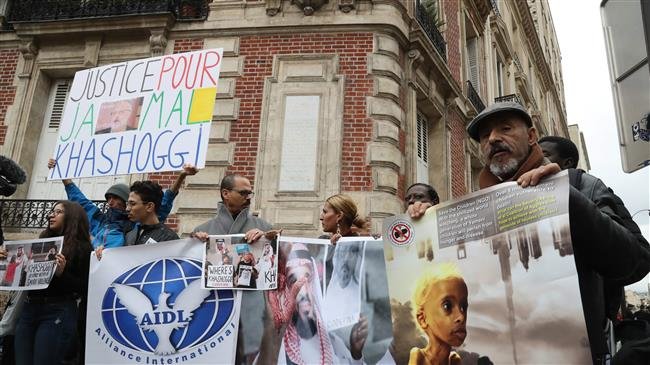 People hold placards during a demonstration outside the Saudi embassy in the French capital, Paris, on October 26, 2018, against the backdrop of the murder of journalist Jamal Khashoggi in Turkey on October 2. (Photo by AFP)
