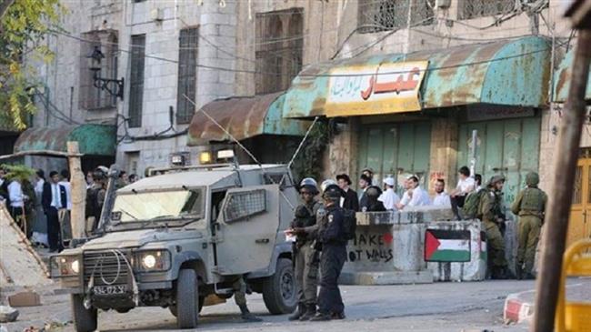 Israeli forces block areas in the Palestinian city of al-Khalil on November 4, 2018. (Photo by Ma