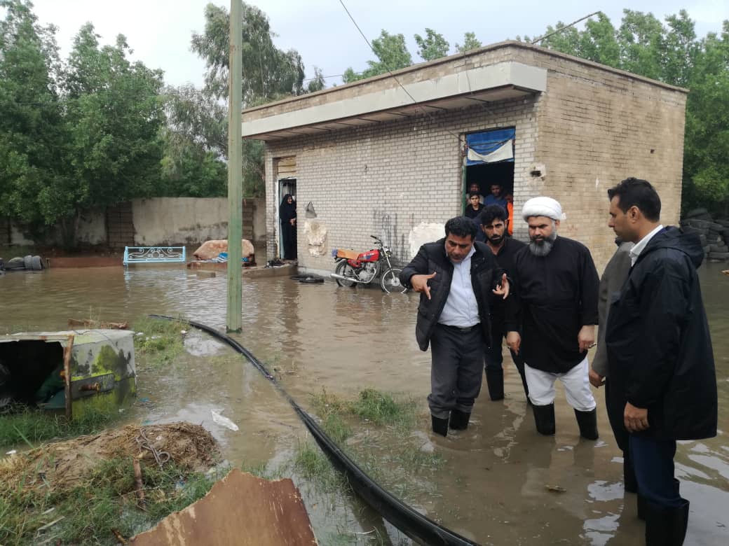 کمک رسانی امام جمعه سوسنگرد برای حل معضل آبگرفتگی معابر