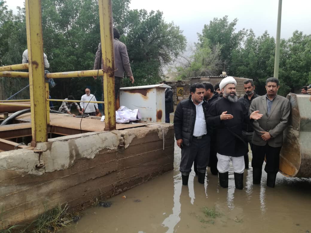 کمک رسانی امام جمعه سوسنگرد برای حل معضل آبگرفتگی معابر