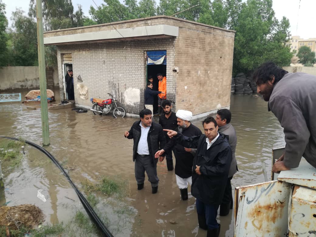 کمک رسانی امام جمعه سوسنگرد برای حل معضل آبگرفتگی معابر