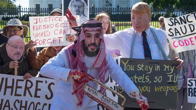 Demonstrators dressed as Saudi Arabian Crown Prince Mohammed bin Salman and US President Donald Trump protest outside the White House in Washington, DC, on October 19, 2018, demanding justice for missing Saudi journalist Jamal Khashoggi. (AFP photo)
