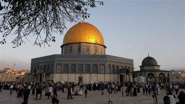 People gather near the Dome of the Rock at the al-Aqsa Mosque compound in the Old City of Jerusalem al-Quds on the first day of Eid al-Adha on August 21, 2018. (Photo by AFP)

