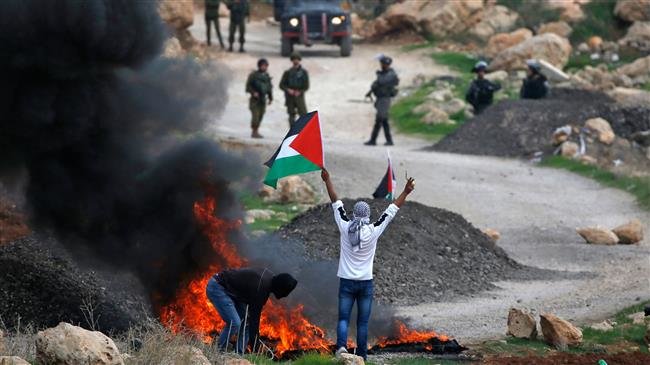 Palestinian demonstrators clash with Israeli forces after a protest against Israeli land seizures for Jewish settlements, on November 30, 2018 in the village of Mughir, north of Ramallah. (Photo by AFP)
