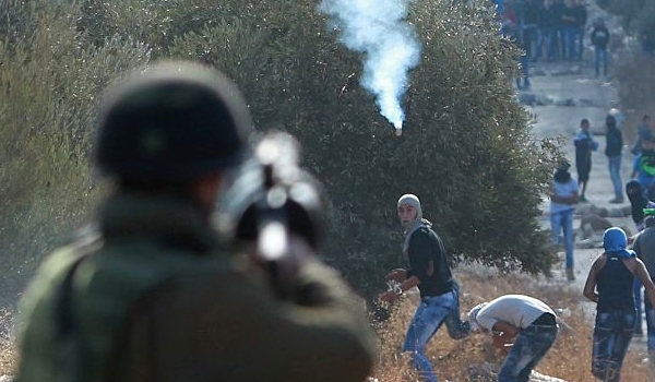 Israeli soldier shot tear gas to Palestinian protesters